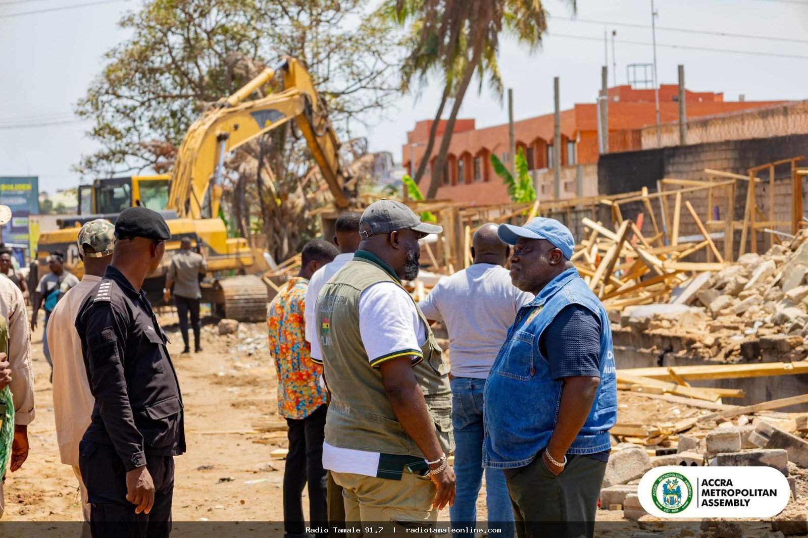 AMA removes unauthorised makeshift structures being rebuilt at Kofikrom to make way for block housing